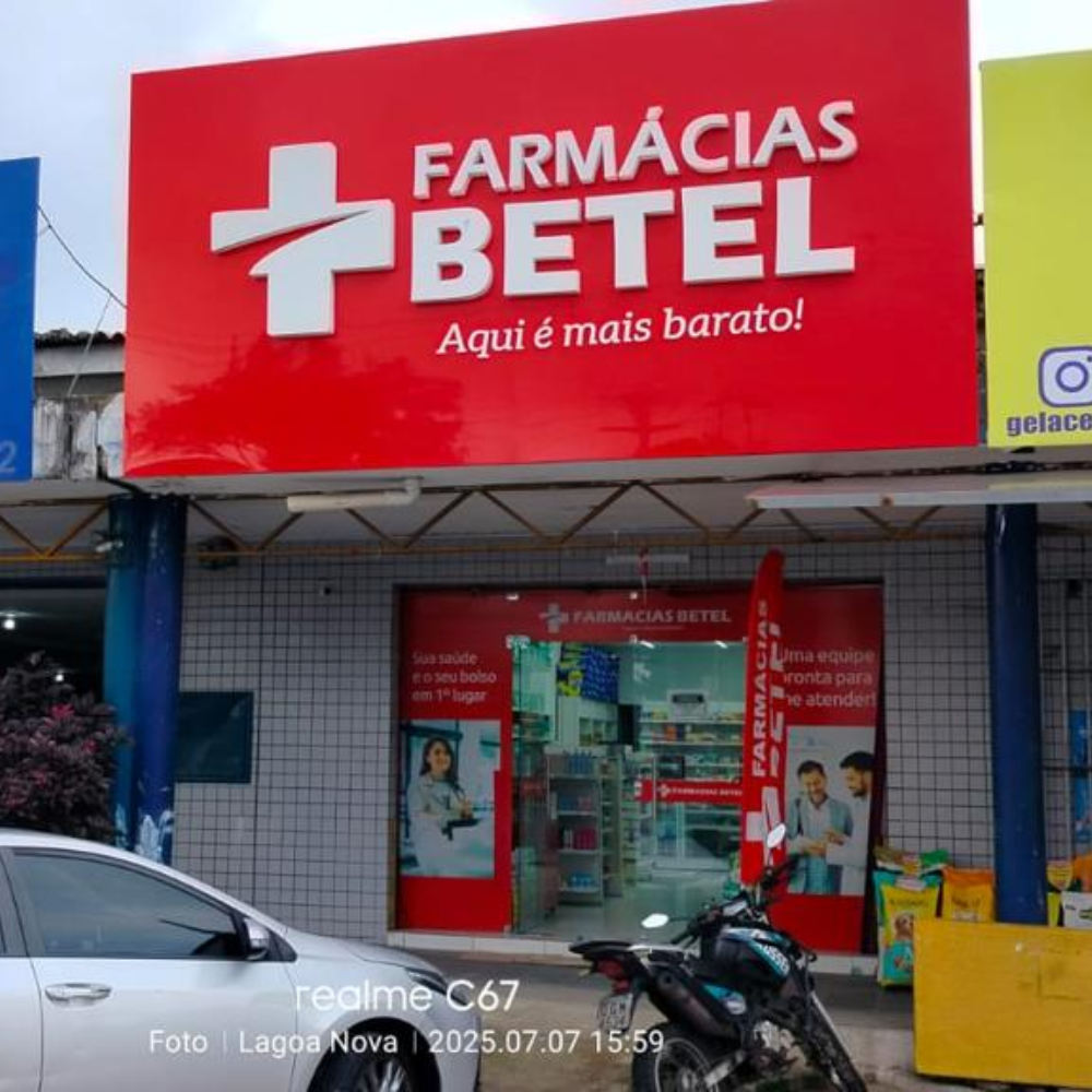 Farmacêutica atendendo cliente com atenção e cuidado