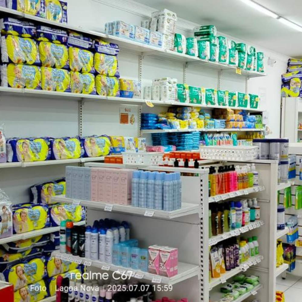 Corredor com ampla variedade de produtos de saúde e bem-estar